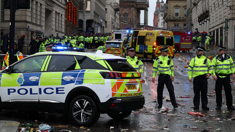  Автомобил се вряза в група празнуващи почитатели на Ливърпул, има ранени 