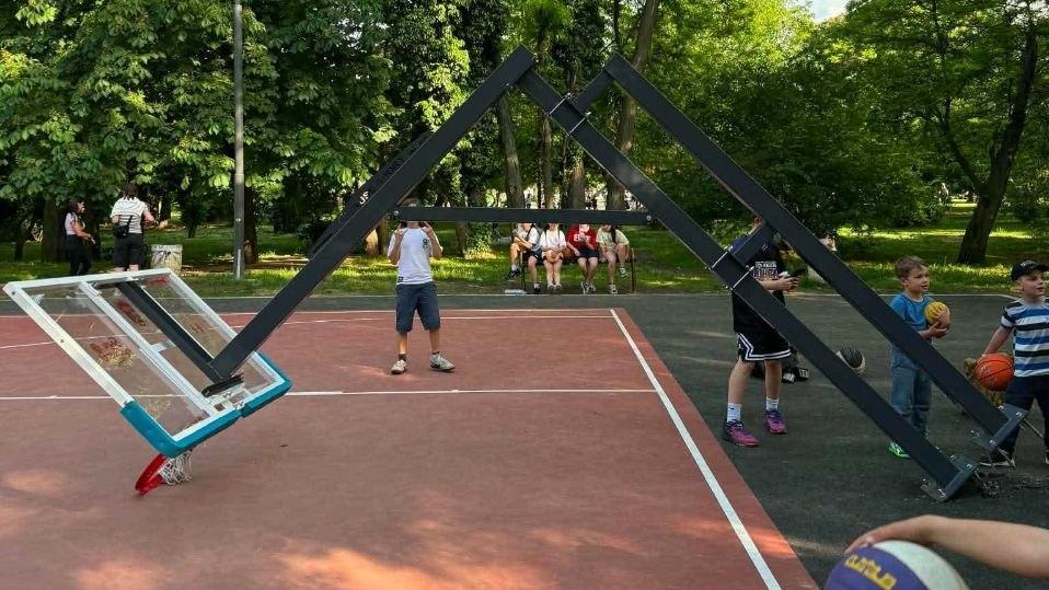 Нов баскетболен кош падна по време на игра