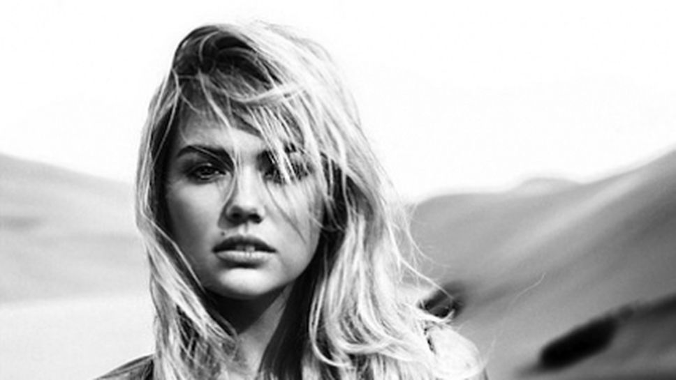 Кейт Ъптън секси в пустинята (снимки)