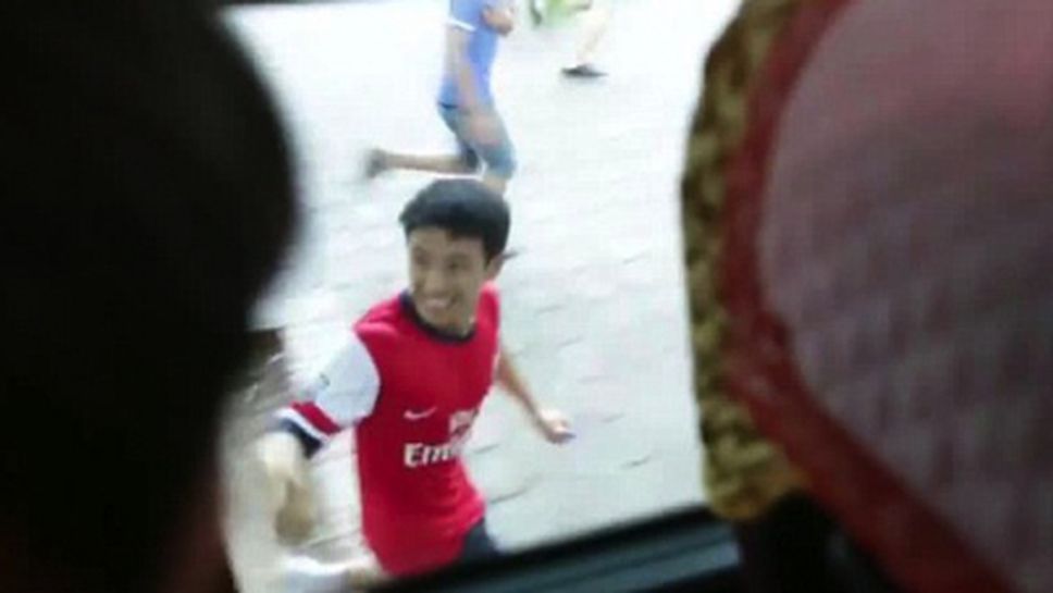 Фен на Арсенал от Виетнам тича осем километра след автобуса на футболистите (видео)