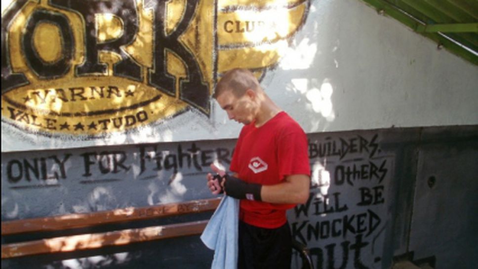 Българин вдигна световна титла по кикбокс след шоу в Св. Влас