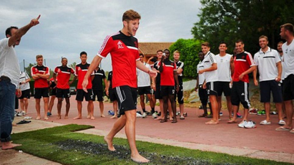 Футболистите на Саутхамптън ходят по нагорещени въглища (видео)