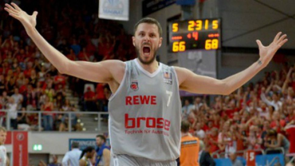 Словенска звезда подписа с Барса