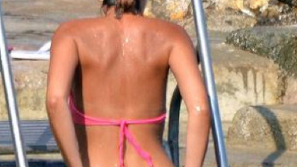 Жената на Бардзали показа голо дупе на плажа (снимки)