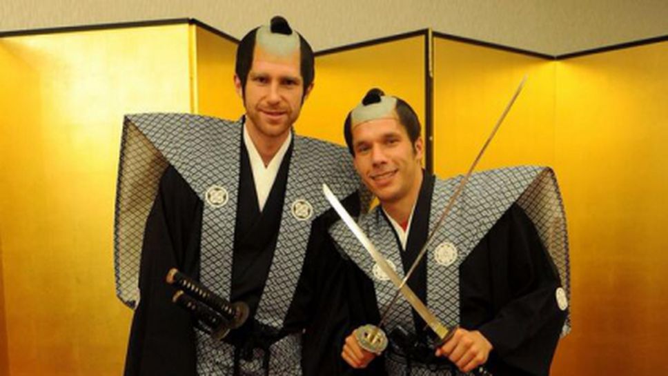 Подолски и Мертезакер се правят на самураи (видео + галерия)