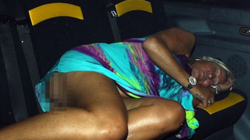 Майката на Джон Тери мъртвопияна, заспива в такси (снимки)