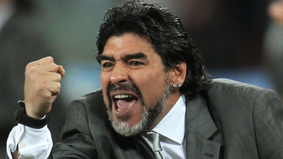 Журналист обвини Марадона, че изпълнил пряк свободен удар с топките му (снимка)