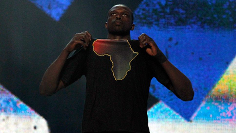 Луол Денг учи африкански деца на баскетбол