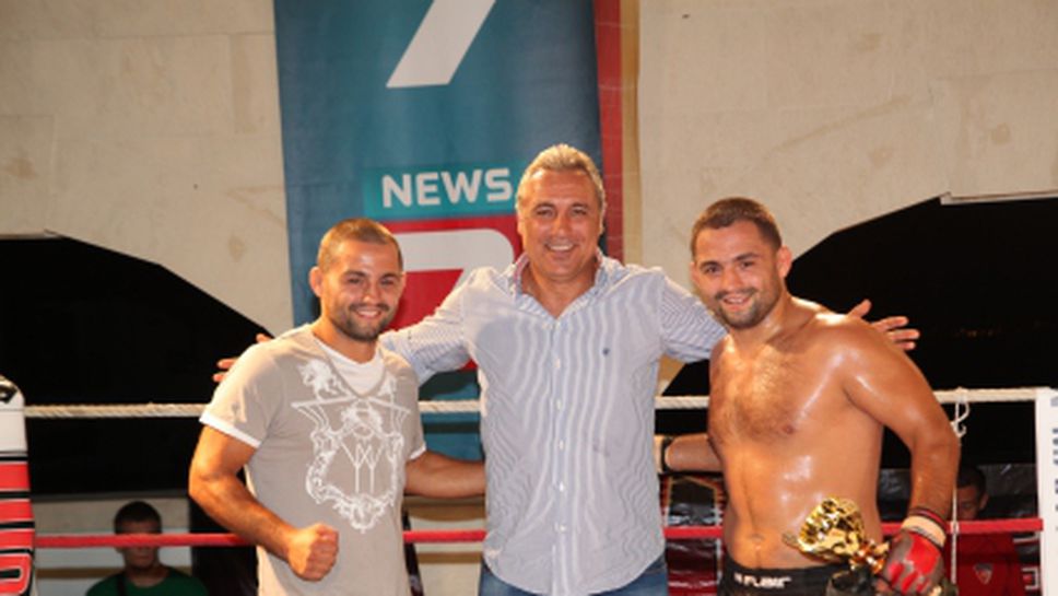 Ицо Стоичков награди Близнака за победа на "Максфайт 33"