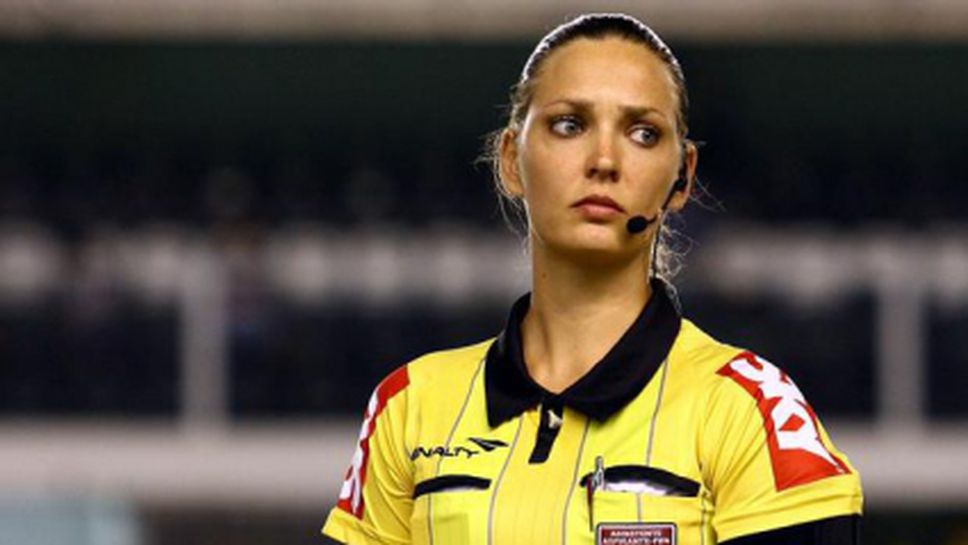 Съдийка пострада по време на мач в Бразилия (видео)