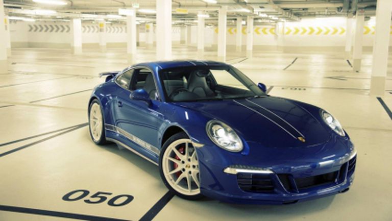 Специално Porsche 911 Carrera 4S в чест на феновете