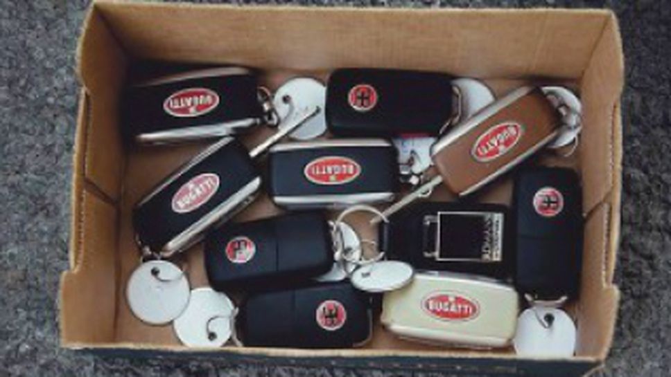 Паркирал 10 Bugatti Veyron за една вечер