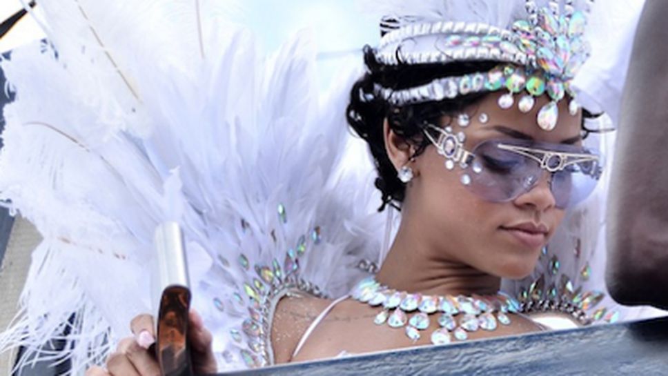 Риана се потопи в карнавалния дух в Барбадос (снимки)