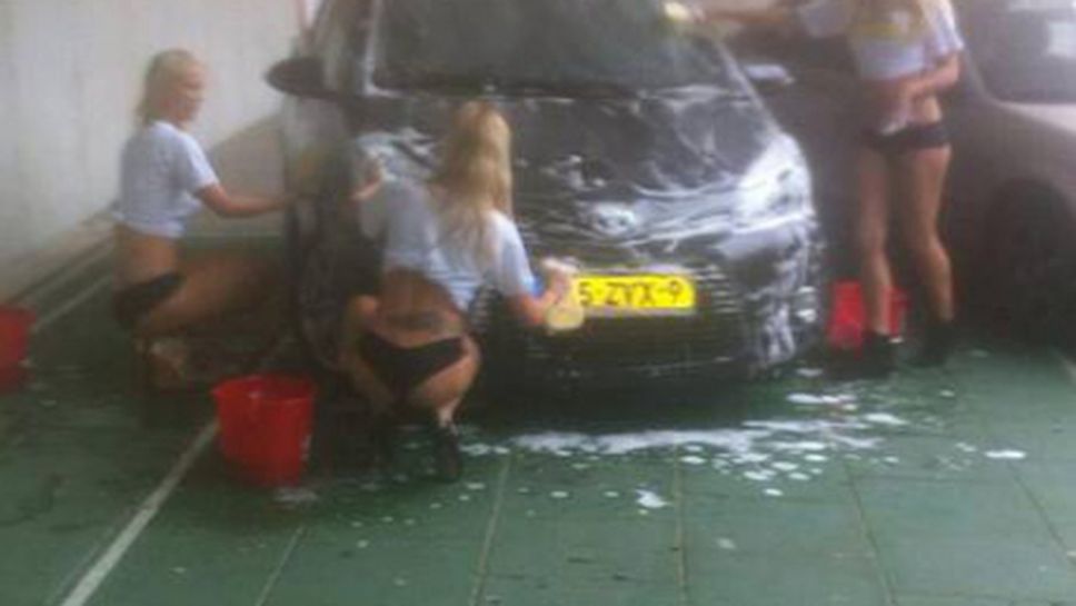 Секси блондинки мият колите на най-добрите в НЕК