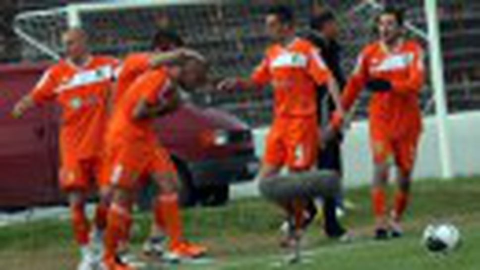 Литекс се доближи до титлата след победа над Славия