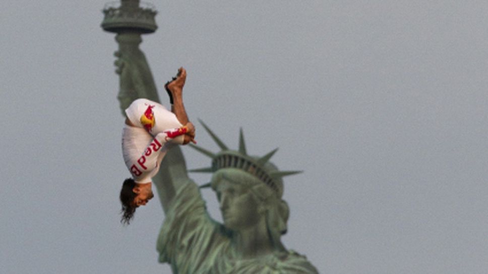 Колумбийският гмуркач прави "скок на свободата“ пред Статуята на свободата в Манхатън