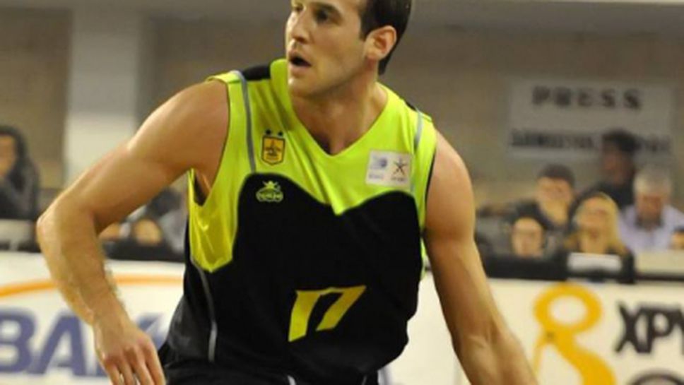 Лукойл Академик договори бивш гард на ПАО