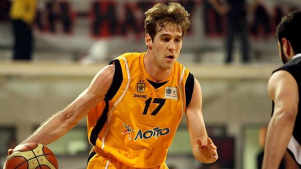 Вергинис парафира със "студентите" за година