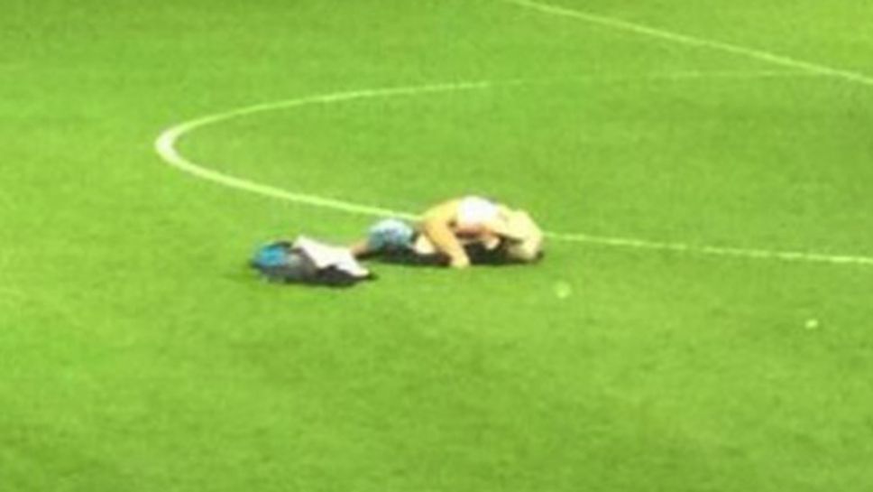 Двойка прави секс в центъра на терена (снимка)