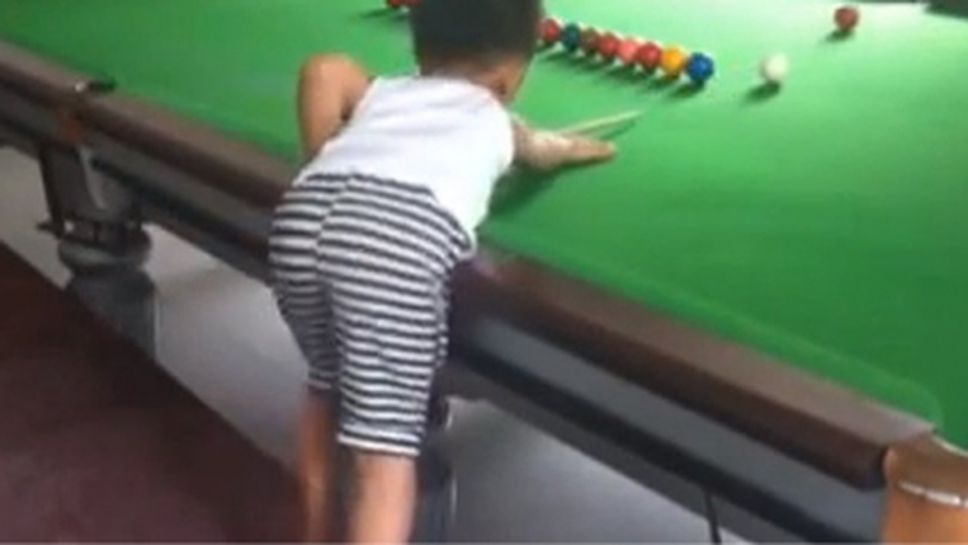 Това ли е следващият Рони? 3-годишен изумява около зеленото сукно (видео)