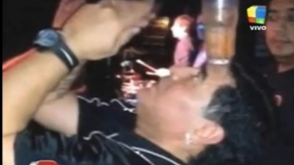 Марадона се напи с гаджето и щерката