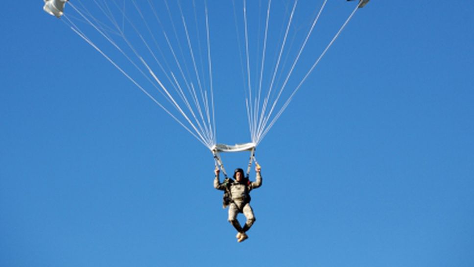 Парашутист се приземи на терена по време на футболен мач