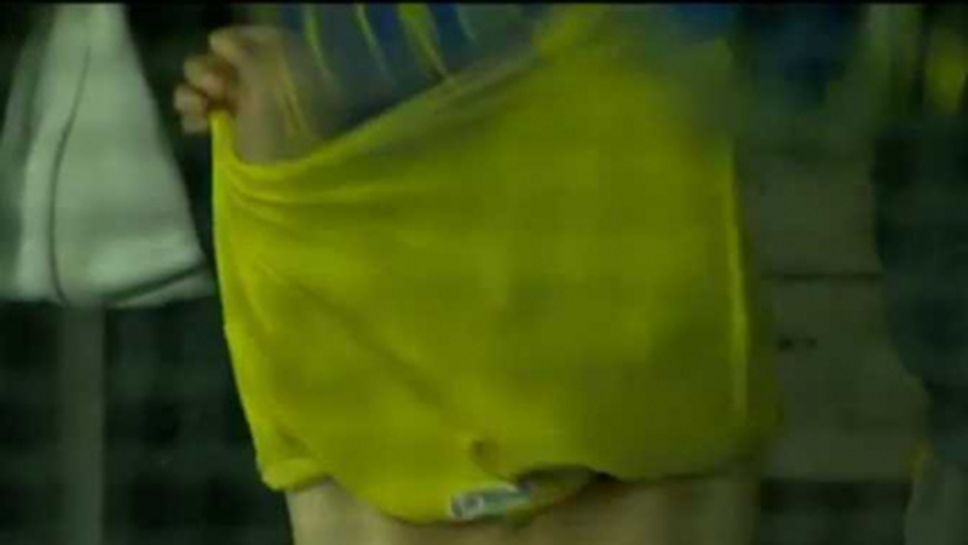 Фенка се съблече на стадиона след победа на Брьондби (видео)