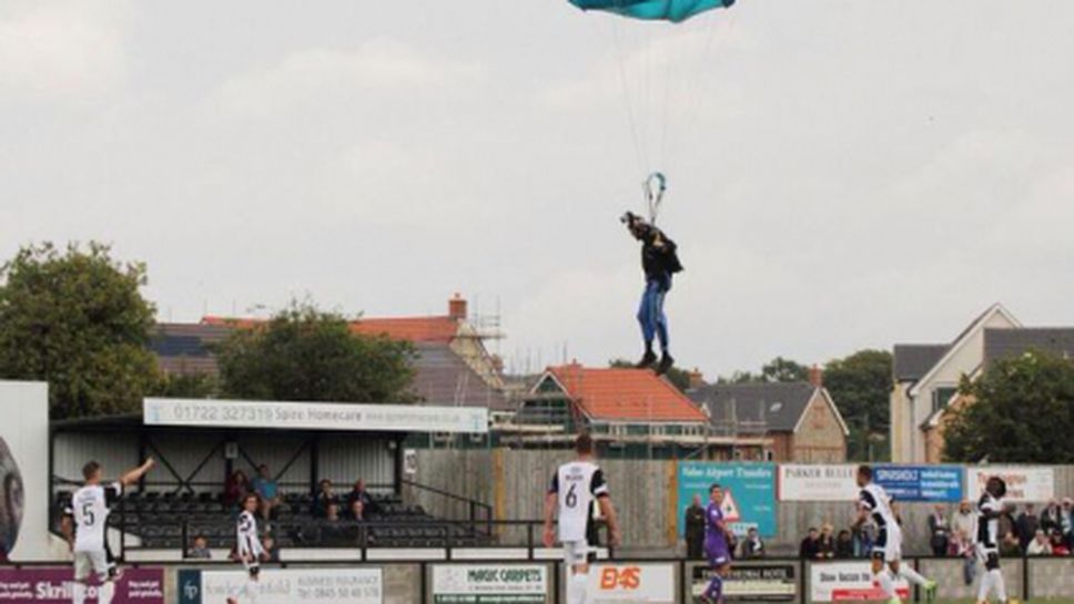 Момента, в който парашутистът се приземи на терена в мача Солзбъри Сити - Честър (видео)