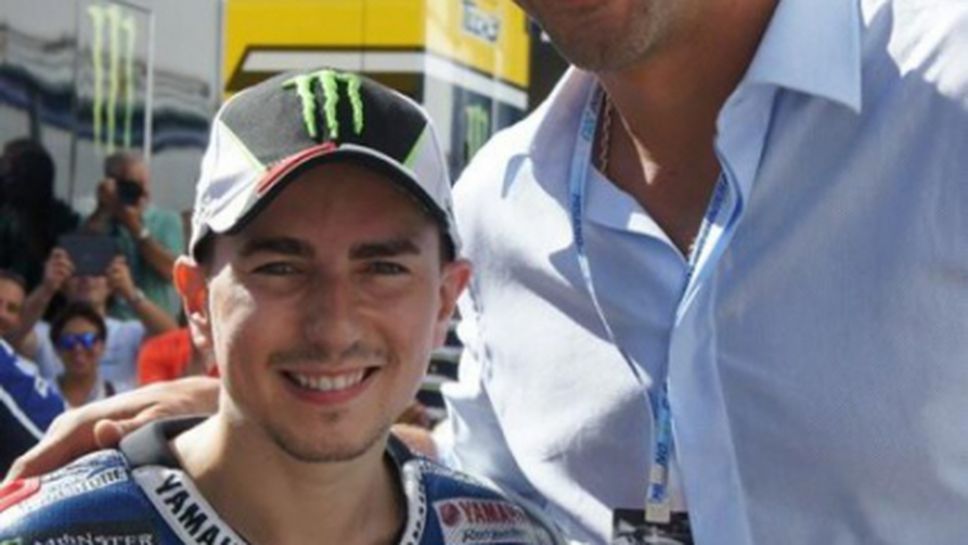 Христо Златанов се снима с шампиона в Мото GP Хорхе Лоренсо