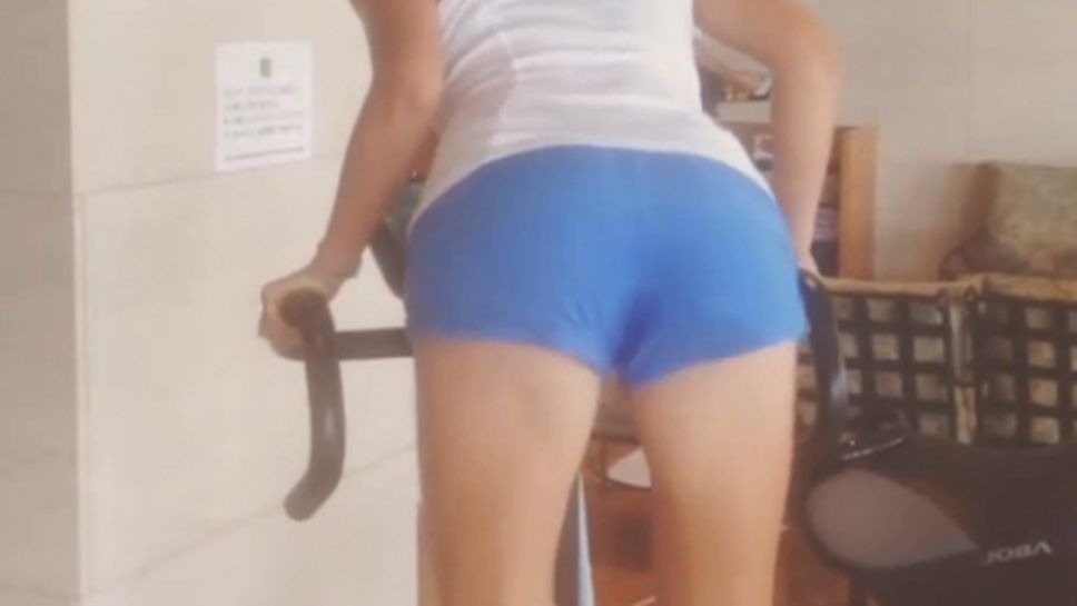 Азаренка клати дупето си с вибратор (видео)