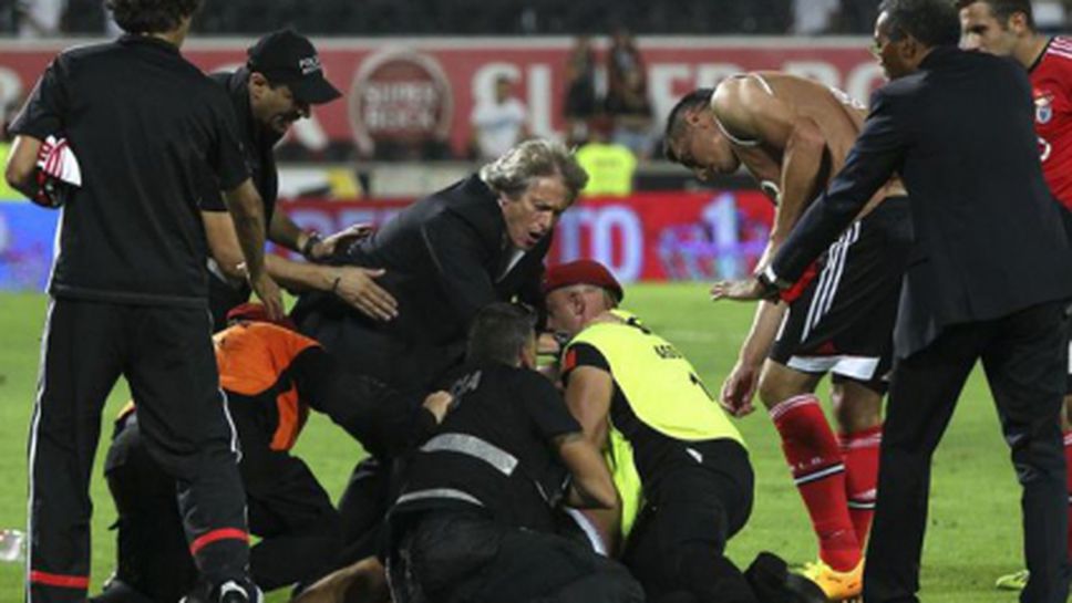 Вижте как треньорът на Бенфика защитава фен от полицията (видео)