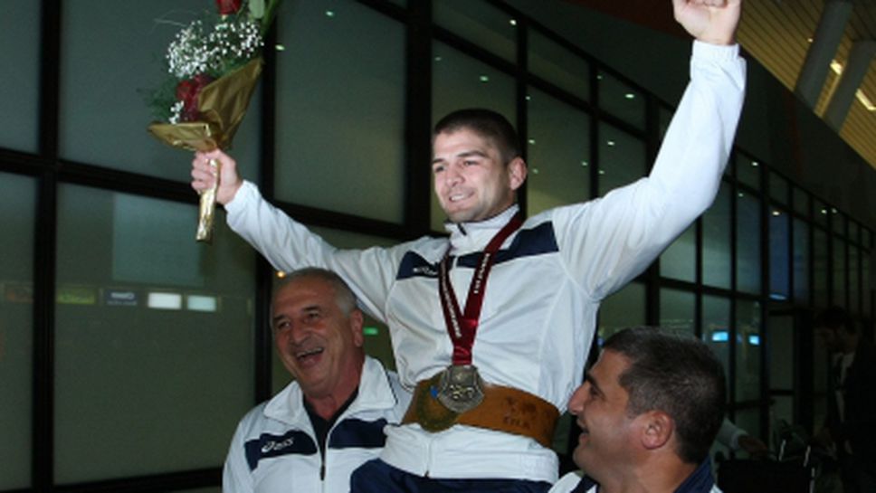 Шампионско посрещане на Иво Ангелов на летището (видео+снимки)