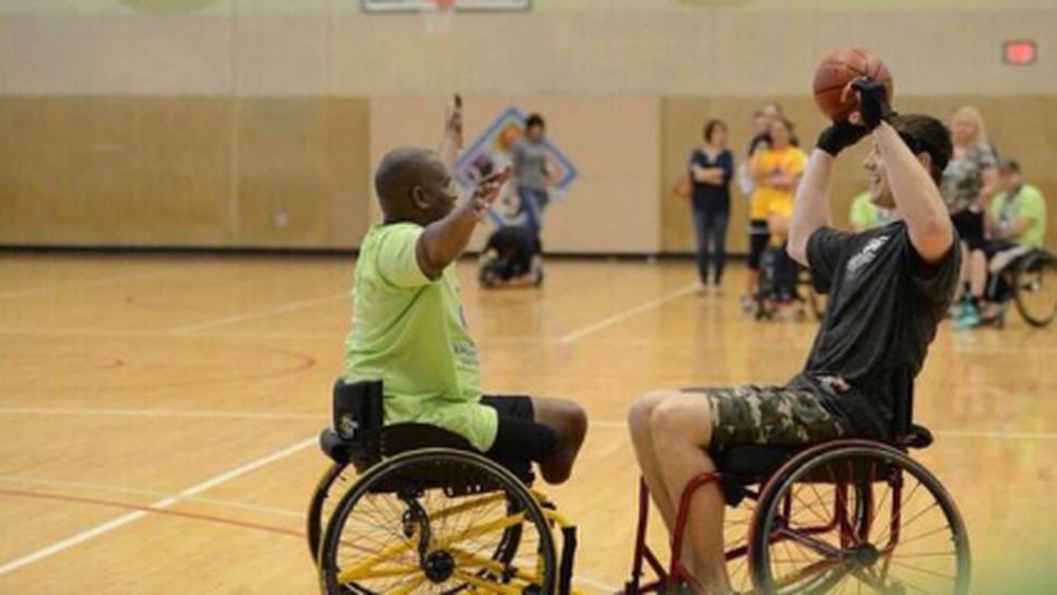 Ветерани от армията биха трио от Спърс на баскетбол