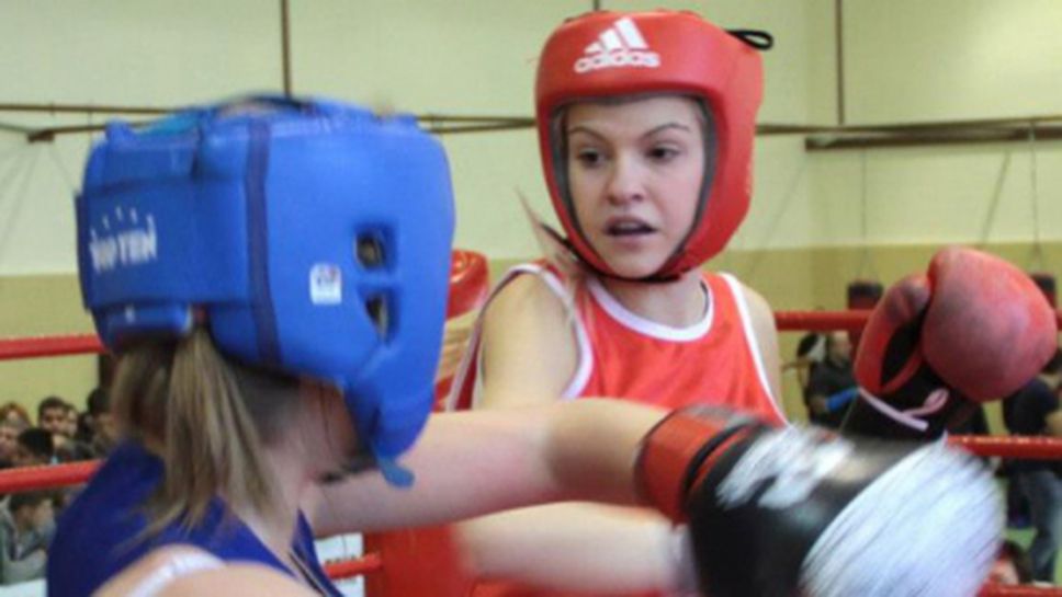 Виктория Михайлова с бронзов медал от световното по бокс