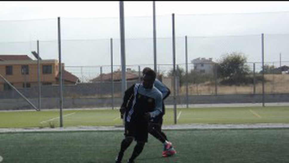 Африканец вкара два гола за Ботев Пд, след което Феро го изгони