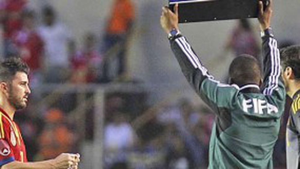 Касийяс с жест към Вийя относно капитанската лента (снимка)