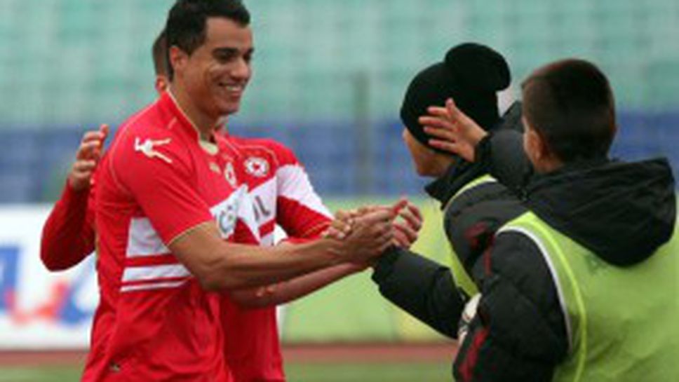 Мишел Платини си тръгна за Бразилия - на "Армията" бесни