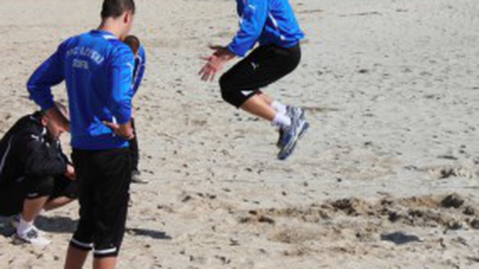 "Сините" вратари се готвят на плажа (снимки+видео)