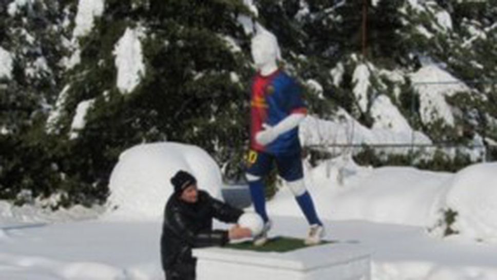 Хърватски фен сътвори снежна статуя на Меси