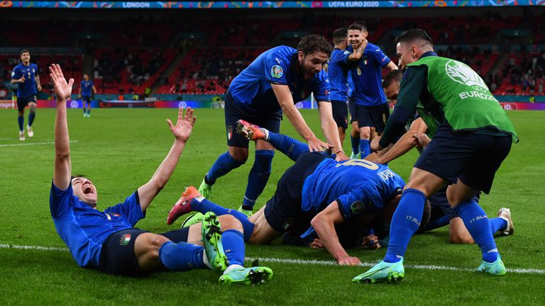 Италия се измъчи, но продължава към четвъртфиналите след драма с продължения