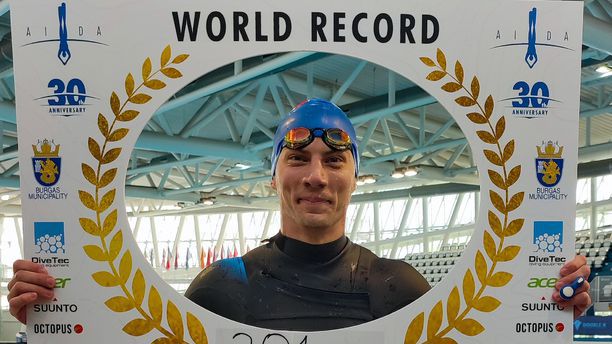 Французин постави световен рекорд на СП по свободно гмуркане в Бургас
