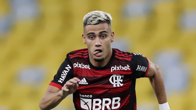 26 годишният бразилец обаче може да облече екипа на друг отбор