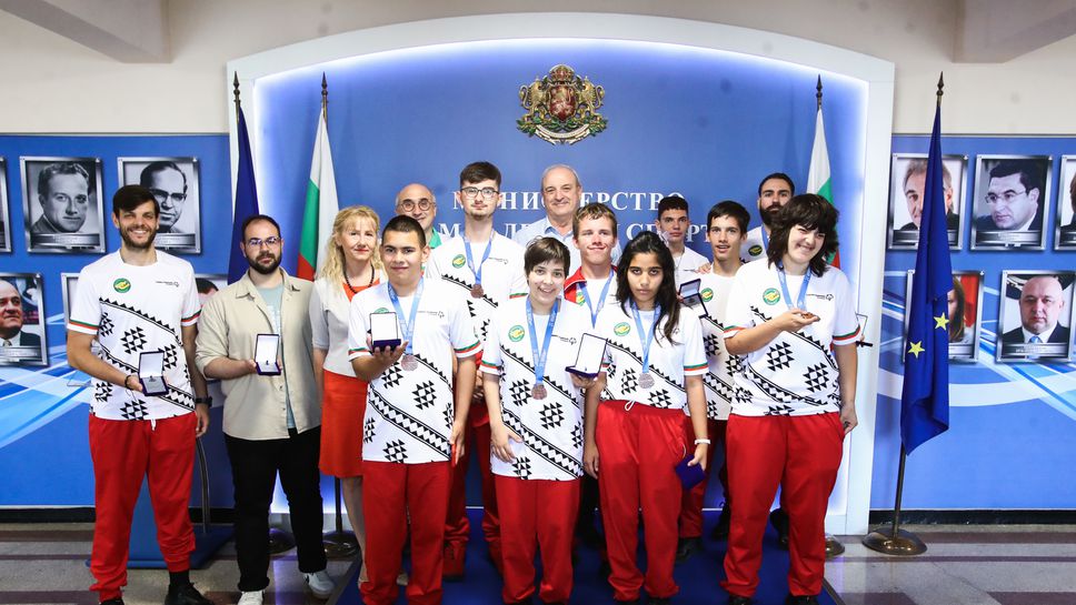 Зам.-министър Андонов награди националния отбор по хокей на трева за хора за увреждания