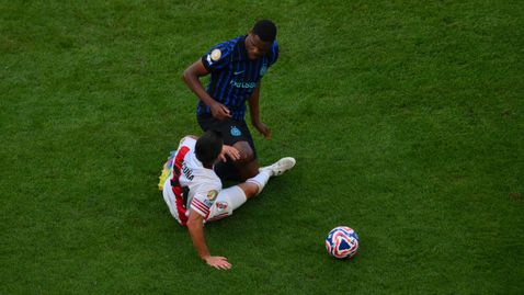 Интер и Ривър едва не завърши с масово меле, Дъмфрис и Акуня бяха главните замесени