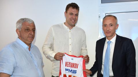 Везенков получи дипломата си за треньор от ректора на НСА