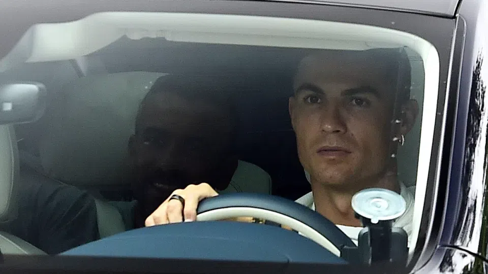 Роналдо си тръгна през задния изход от срещата с шефовете на Ман Юнайтед