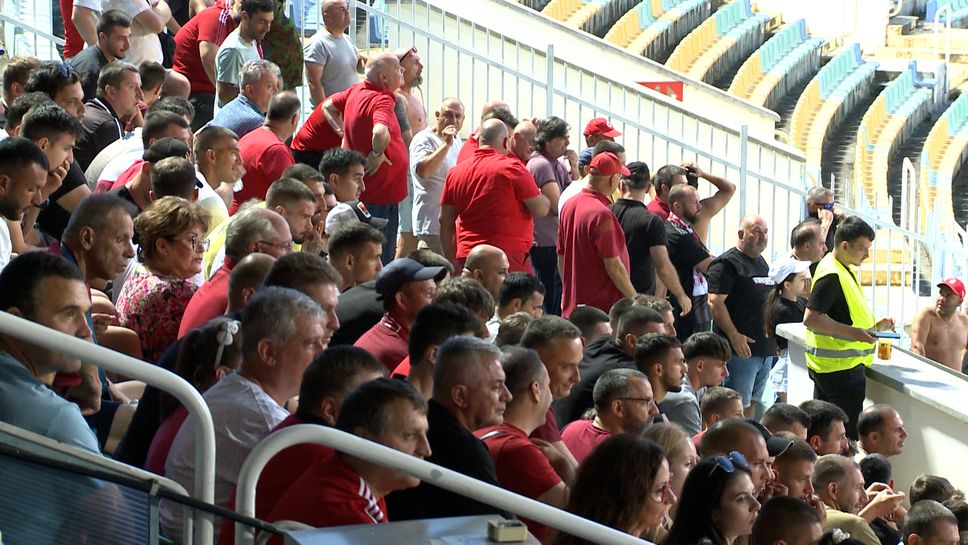 "Червените" фенове на Националния стадион