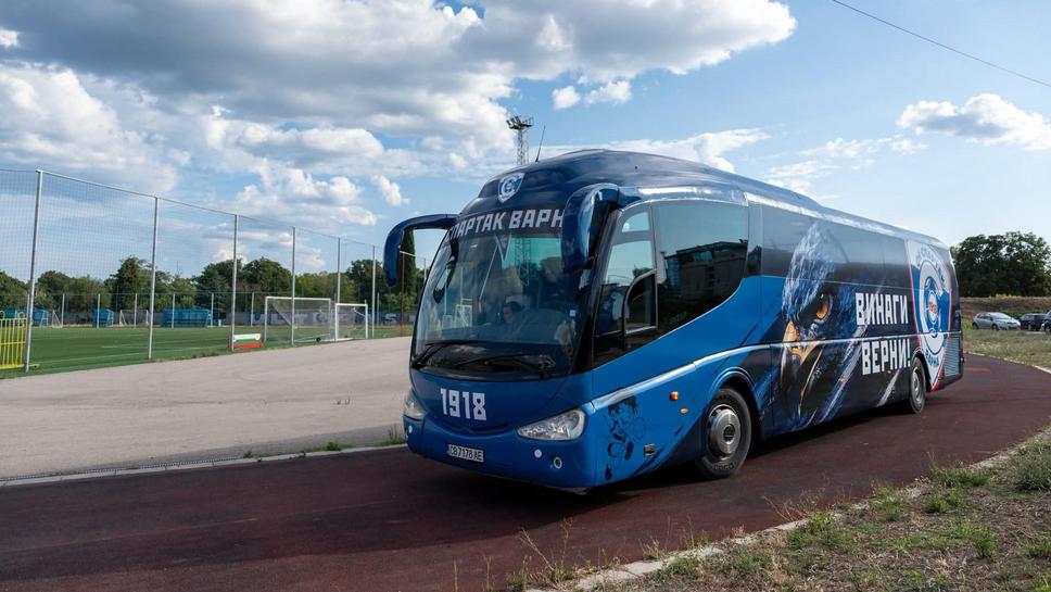 Сакатлък! Новият автобус на Спартак забърса колата на съпругата на Илиан Илиев