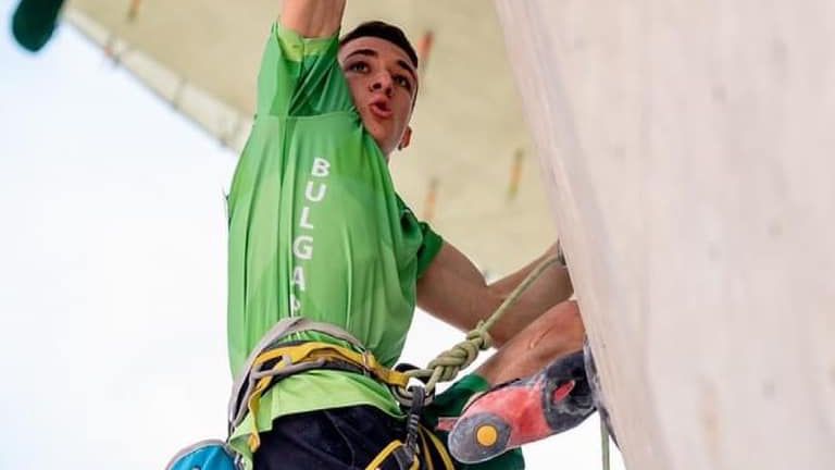 Двама българи продължават в полуфиналите на боулдъра на Световното по катерене, Русев с втори резултат