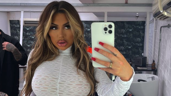 Фенка на Юнайтед пали страстите с дълбоко деколте